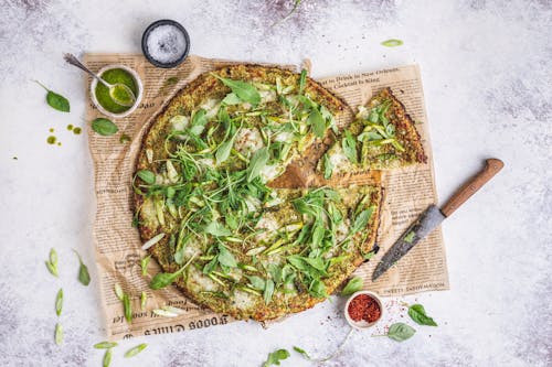 Green broccoli pizza