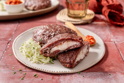 Air fryer cheese-stuffed Balkan burger (pljeskavica)