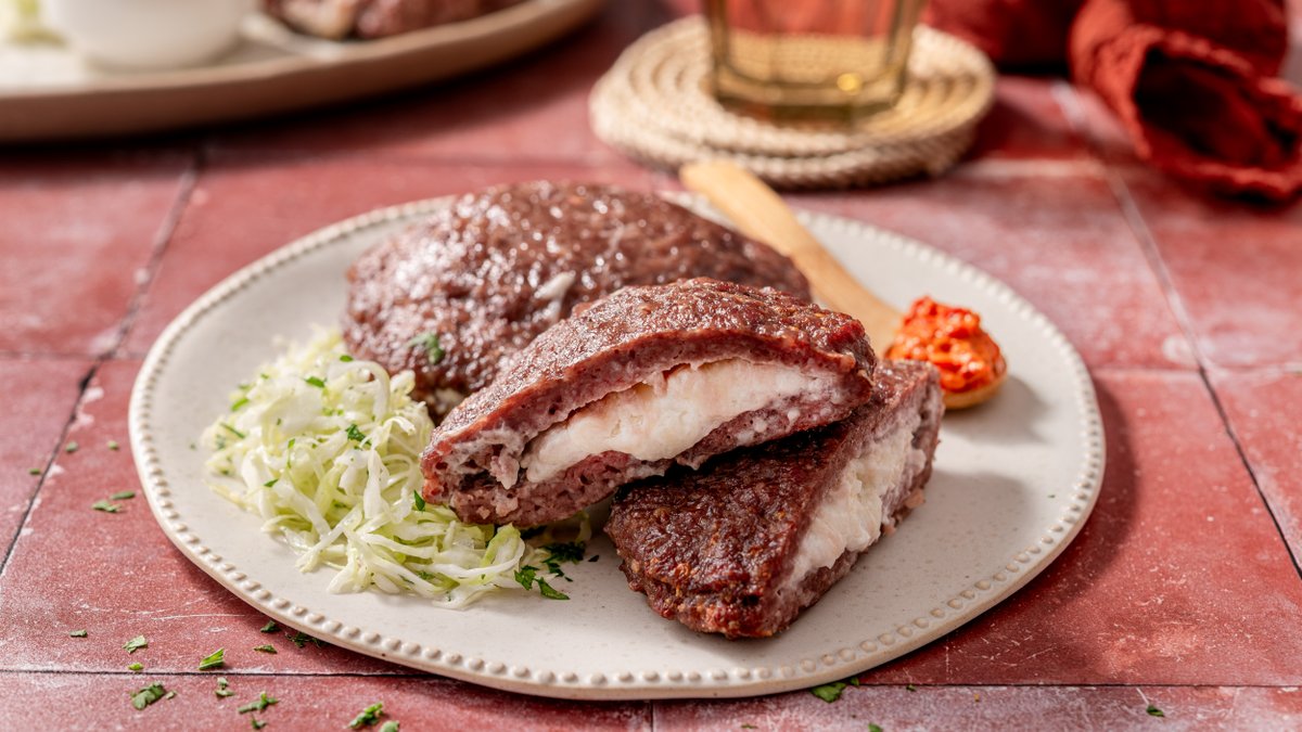 Air fryer cheese-stuffed Balkan burger (pljeskavica)