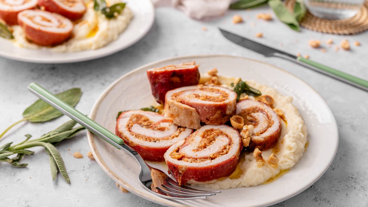 Turkey involtini with hazelnuts and pumpkin