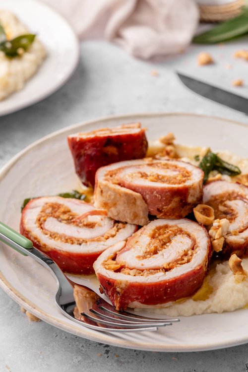 Turkey involtini with hazelnuts and pumpkin