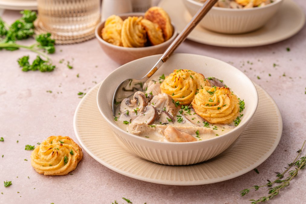 Creamy turkey and mushroom stew with cauliflower Duchess