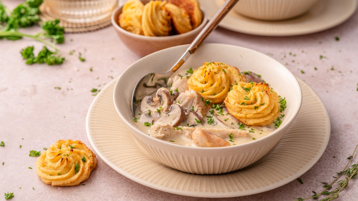 Creamy turkey and mushroom stew with cauliflower Duchess