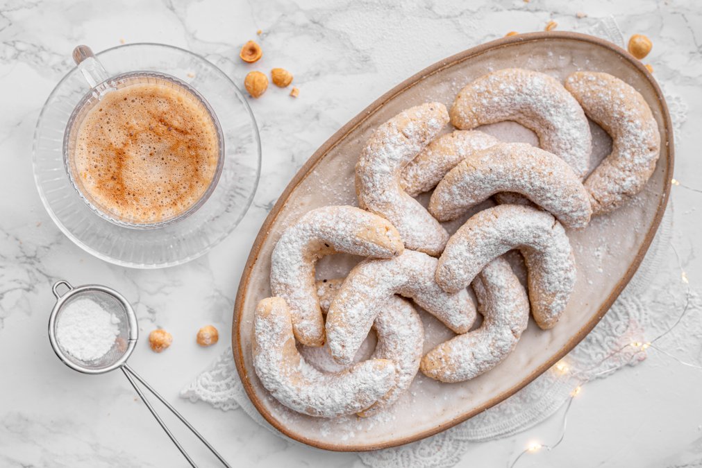 Keto almond crescent cookies (Vanillekipferl)