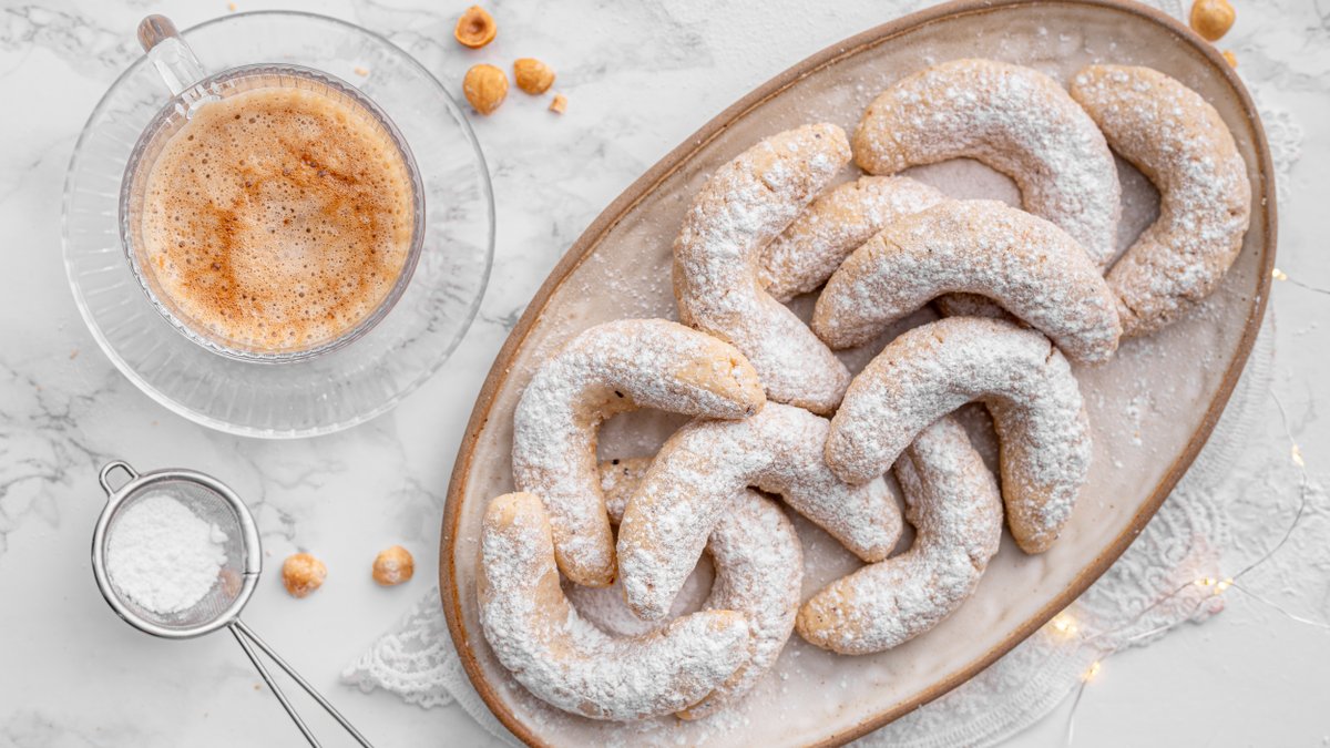 Keto almond crescent cookies (Vanillekipferl)