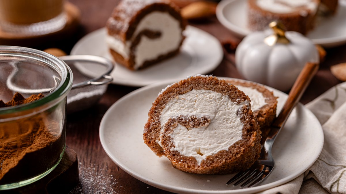 Keto pumpkin spice Swiss roll