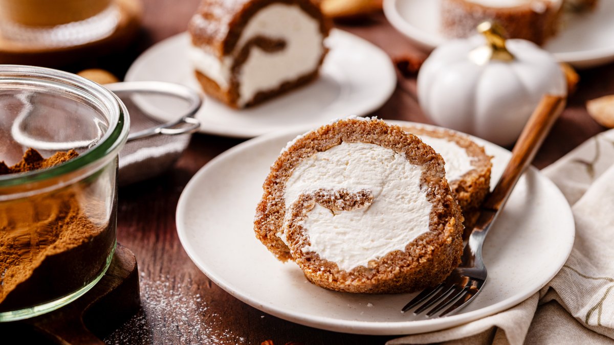 Keto pumpkin spice Swiss roll